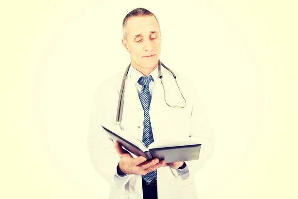 Medico maschio in possesso di notebook — Foto Stock