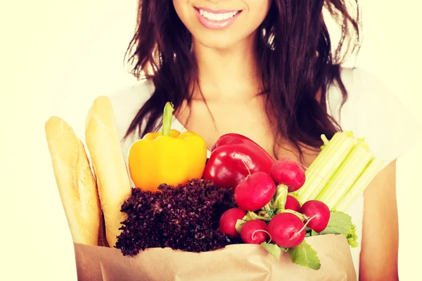 Jeune femme avec épicerie et légumes . — Photo