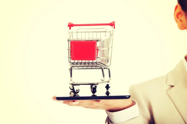 Mujer de negocios con carrito de compras y tableta . —  Fotos de Stock