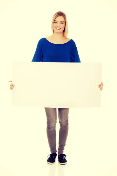 Młoda kobieta z pusty transparent. — Zdjęcie stockowe