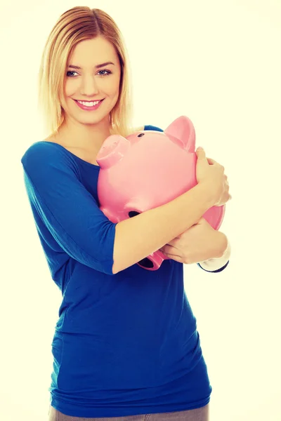 Glad kvinna med piggybank. — Stockfoto