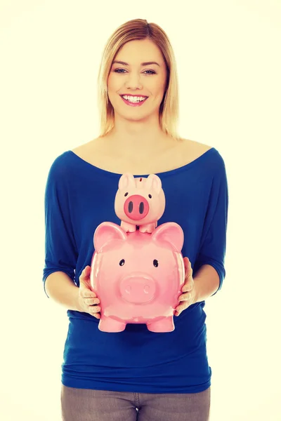 Glad kvinna med piggybanks. — Stockfoto