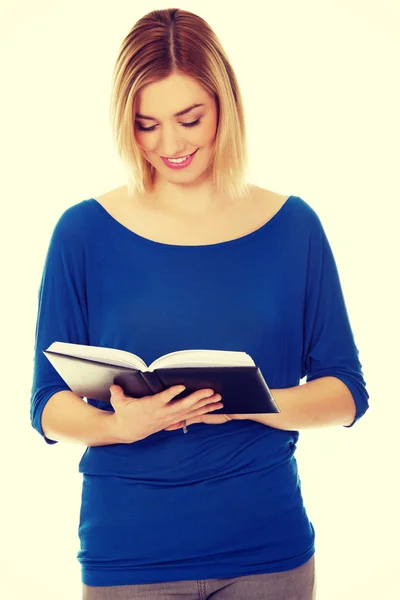 Szczęśliwa kobieta czytania notatki. — Zdjęcie stockowe