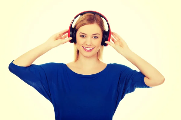 Frau mit Kopfhörer hört Musik. — Stockfoto