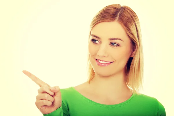 Jonge vrouw wijzen opzij. — Stockfoto