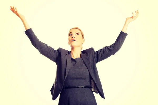 Schöne Frau hebt die Arme hoch — Stockfoto