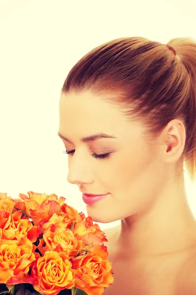 Skönhet kvinna med rosor. — Stockfoto