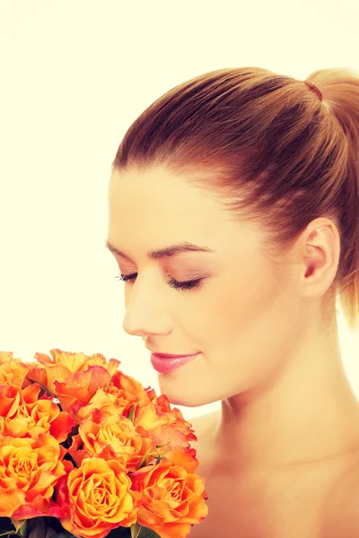 Mujer de belleza con rosas . —  Fotos de Stock