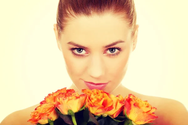 Skönhet kvinna med rosor. — Stockfoto