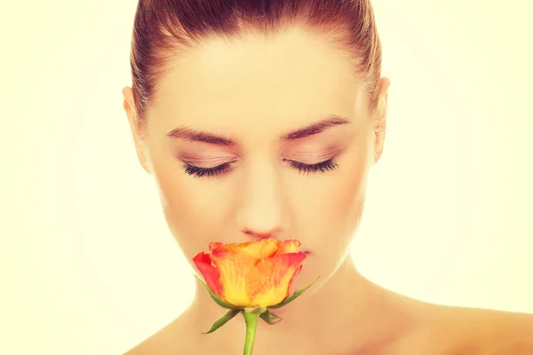 Mulher de beleza com rosa . — Fotografia de Stock