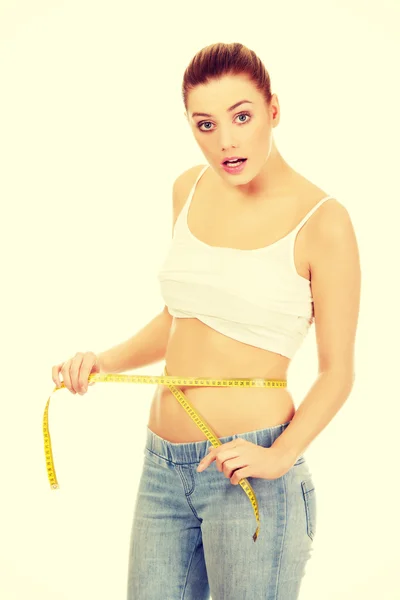 Vrouw meten van haar taille. — Stockfoto