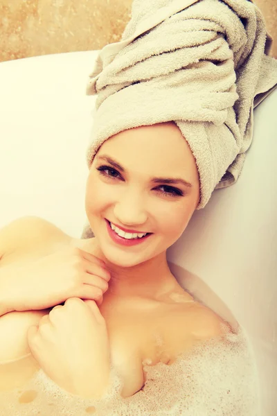 Женщина расслабляется в ванной . — стоковое фото