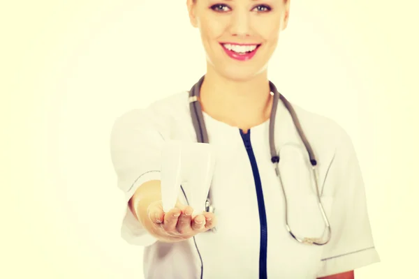 Donna dentista con modello di dente . — Foto Stock