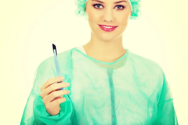 Doctor woman holding scalpel. — Stock Photo, Image