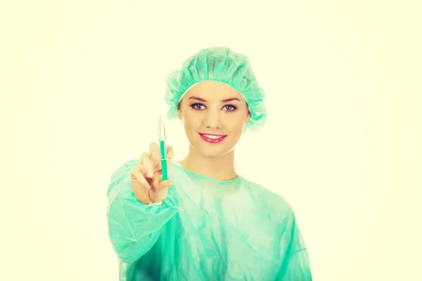 Médico mujer sosteniendo jeringa . —  Fotos de Stock