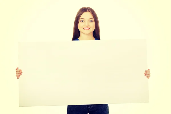 Mujer feliz con tablero en blanco. —  Fotos de Stock