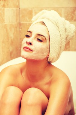 Kadın rahatlatıcı banyo ile yüz maskesi