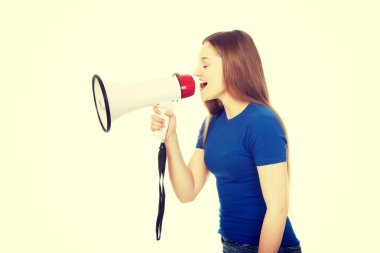 genç kadın megafon ile çığlık.