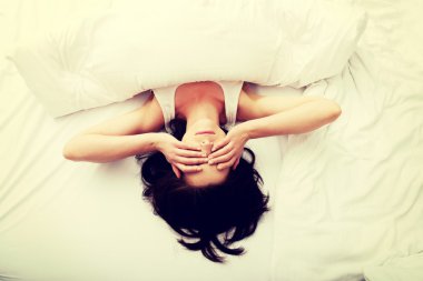 Sabahları uyanıp gözlerini ovuşturarak uykulu kadın.