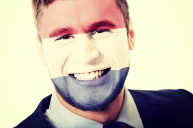 Hollanda bayrağı yüzündeki mutlu adam.