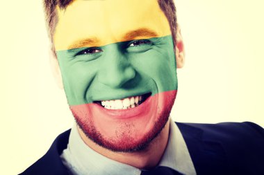 Litvanya bayrağı yüzündeki mutlu adam.