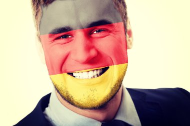 Almanya bayrağı yüzündeki mutlu adam.