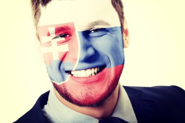 Slovakya bayrağı yüzündeki mutlu adam.