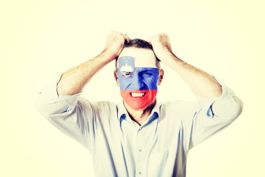 Olgun adamla yüz Slovenya bayrağı.