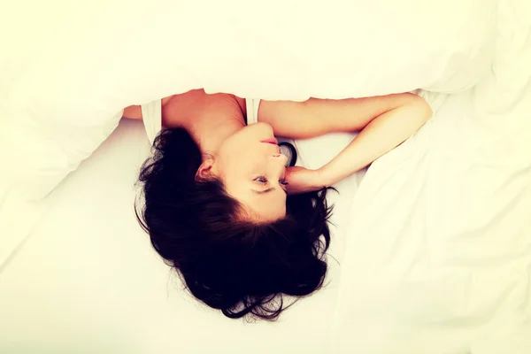 Mujer durmiendo en la cama. —  Fotos de Stock