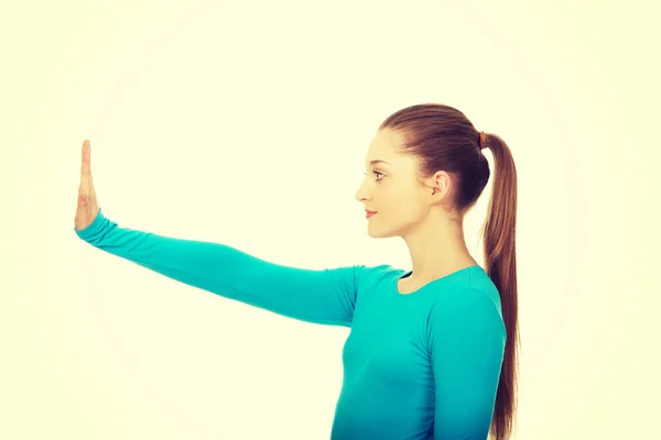 Mujer joven haciendo señal de stop . —  Fotos de Stock