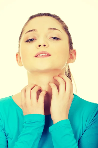 Mujer joven con dolor de garganta . —  Fotos de Stock