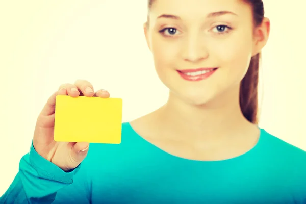 Fiatal nő kezében papír kártya. — Stock Fotó