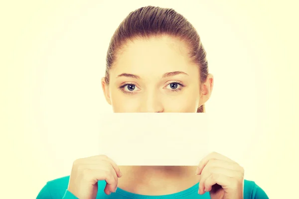 Joven mujer sosteniendo tarjeta de papel. —  Fotos de Stock