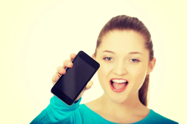 Mulher adolescente com um telefone celular quebrado . — Fotografia de Stock