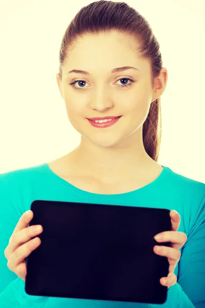 Tonåring håller en tablett. — Stockfoto