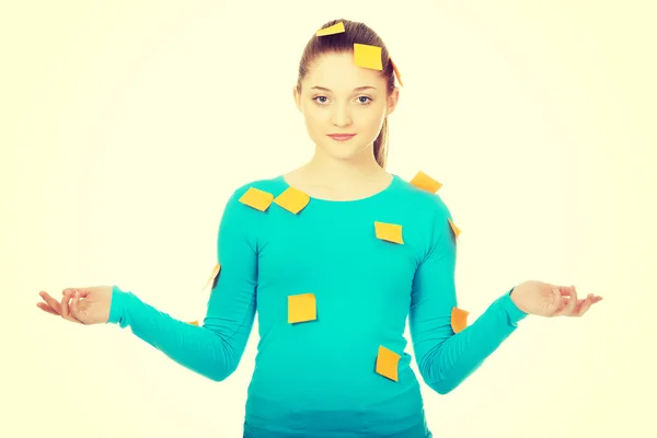 Jeune femme couverte de post-it notes . — Photo