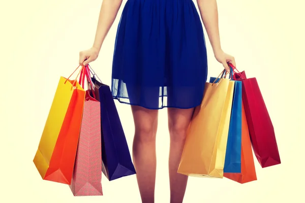 Jovem com sacos de compras. — Fotografia de Stock