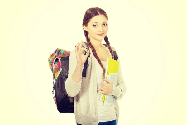 Mulher adolescente com mochila mostrando sinal perfeito . — Fotografia de Stock