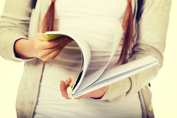 Adolescente mujer leyendo su cuaderno . —  Fotos de Stock