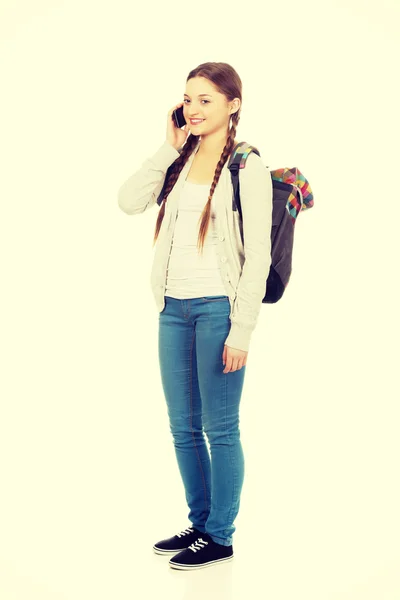 Adolescent avec sac à dos avec téléphone mobile . — Photo