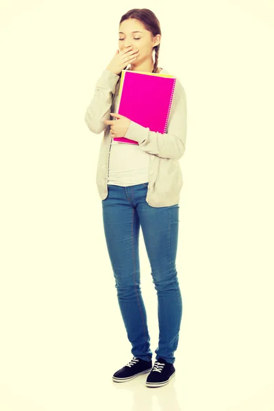 Uttråkad tonåring kvinna med bärbar dator. — Stockfoto