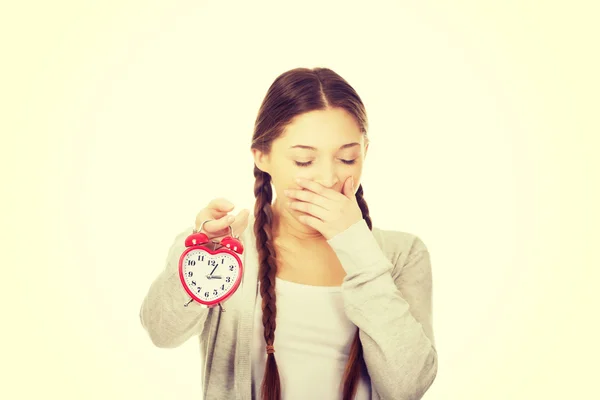 Fáradt tizenéves nő alarmclock. — Stock Fotó