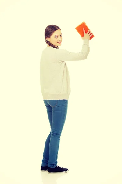Mujer adolescente con esponja de cocina . — Foto de Stock