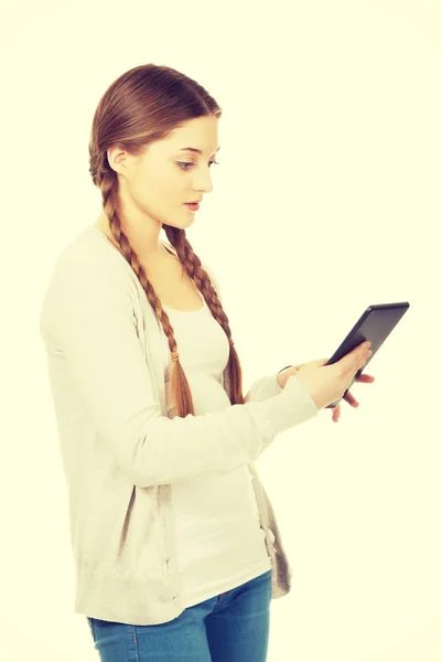 Mujer sosteniendo tableta ordenador. —  Fotos de Stock