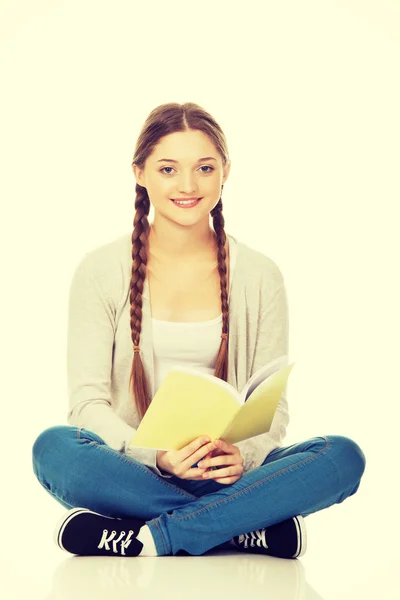 Mulher adolescente sentada com seu caderno . — Fotografia de Stock