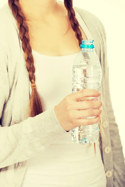 Vrouw met fles mineraal water. — Stockfoto