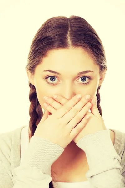 Mulher adolescente cobrindo sua boca . — Fotografia de Stock