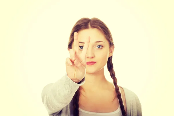 Glücklicher Teenager mit Siegesgeste. — Stockfoto