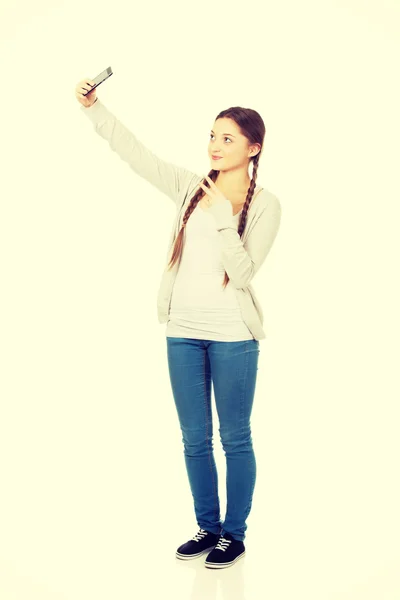 Mulher adolescente tomando selfies com telefone inteligente . — Fotografia de Stock