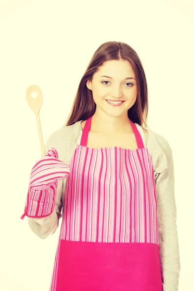 Feliz adolescente mulher vestindo avental de cozinha . — Fotografia de Stock
